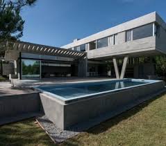 Wohnung Auf Dem Dach Aus Holzbrettern Und Grosse Glasturten Errichten Architektur Moderne Architektur Betonhaus