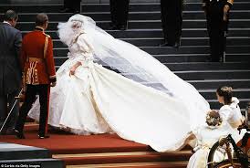 Princess Diana S Wedding Dress By Elizabeth Emanuel Daily Mail Online