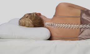 Contoh posisi tidur miring yang baik dengan ukuran bantal yang tepat