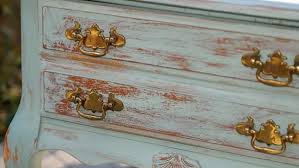 Merhaba ahşap boyamada birçok teknik var ben size bugün mumlu eskitme yapımı tekniğini anlatacağım.bu teknik diğerlerine göre daha kolaydır. Ahsap Boyama Eskitme Ornekleri Dekorstilleri Com