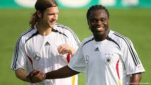 Die deutsche mannschaft spielt ganz in schwarz, die gäste ganz in weiß. Asamoah Ich War Der Schwarzeste Schwarze Sport Dw 13 09 2012