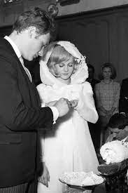 Laetitia hallyday et ses deux filles, jade et joy, aux côtés de laura smet et david hallyday lors des obsèques de johnny hallyday. Les 5 Mariages De Johnny Hallyday Vogue Paris