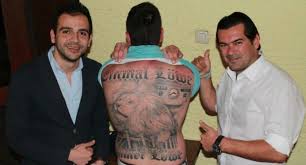 Vorbereitung und testspiele 2021/22, beiträge: Dieser Fan Zeigt Poschner Basha Sein Super Tattoo