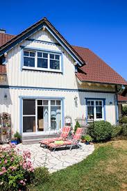 Ein highlight des hauses ist die im erdgeschoss integrierte garage mit elektrischem toröffner und direktem zugang. Lerg Holzhaus Romantisches Kfw 60 Haus Bei Fulda Mit Okologischen Lacken Und Lasuren