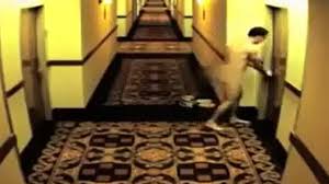 Coincé devant sa chambre, il traverse l'hôtel complètement nu