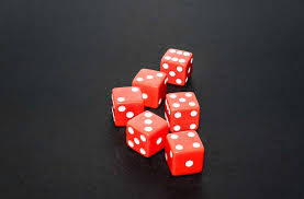 Reta a tus amigos y pasa un buen rato jugar solo es divertido, pero a veces, el cuerpo te pide un poco de competitividad. Cinco Juegos De Dados Para Jugar En Familia
