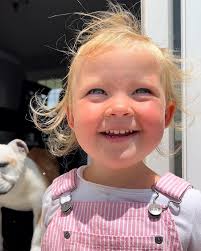 We are all smiles at the farm because it's newsletter week! 🙌🏻 This  Friday, our newsletter subscribers will wake up to the happiest mail 💌 in  their inboxes about our upcoming spring +