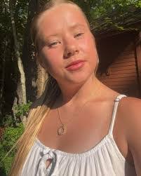 Eve Barrett's Instagram, Twitter & Facebook