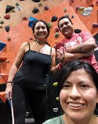 Actividad: Escalada en boulder en la Tribu Participantes: Nathaly Codena  (socio activo que avala la salida) Ana López (propuesta de salida) Fernando  Cobos Nos reunimos el jueves 24 a las 19:20 en