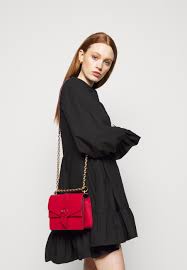 Prix initial 295,00 € 295,00 €. Michael Michael Kors Greenwich Xbody Sac Bandouliere Bright Red Rouge Zalando Fr