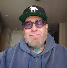 Lee Siegfried's Instagram, Twitter & Facebook