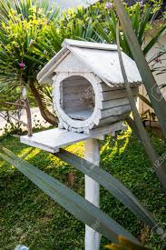 Es ist jedes xd garten vogelhaus jederzeit bei amazon.de verfügbar und direkt lieferbar. Weiss Vogelhaus Im Garten Thailand Lizenzfreie Fotos Bilder Und Stock Fotografie Image 27364848