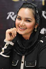 From 1997's cindai album to 2008's lentera timur, her discography preserves traditional styles. File Siti Nurhaliza Simplysiti Brunei Jpg Wikimedia Commons