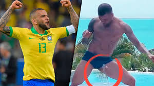 Ildefonso falcones, rodrigo rato, paz vega i dani alves, entre els morosos d'hisenda. Dani Alves Bottle Cap Challenge Mit Bestem Stuck Fussball Bild De