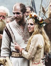Floki And Helga Vikings Film Hochzeit Vikings Schauspieler Wikinger Kleid