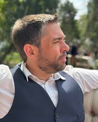 Hoy junto a familia y amigos levanto una copa para celebrar no solo los  años, sino las experiencias que me han hecho el hombre que soy. A los 45,  entiendo que la