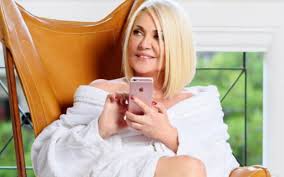 Check spelling or type a new query. Royla Koromhla Pozarei Me Eswroyxa Sta 62 Ths Xronia Kai Entypwsiazei Me Tis Analogies Ths Fwtos