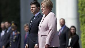 Auch im burkini würde familienministerin franziska giffey einfach bombig aussehen! Sorge Um Angela Merkel Beine Und Korper Der Kanzlerin Zittern Heftig Politik Stuttgarter Zeitung