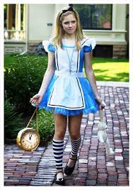 Alicia en el país de las maravillas (alice in wonderland) es una película de fantasía, basada en los libros las aventuras de alicia en el país de las maravillas y a través del espejo y lo que alicia encontró allí de lewis caroll. Pin On Costume Ideas