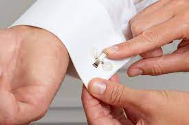 The single cuff looks much like a there are no hard and fast rules to wearing cufflinks. How To Wear Cufflinks And Studs 5 Simple To Follow Steps Jfw