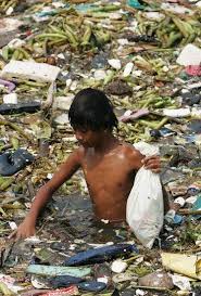 A Boy Swims Through Trash Filled Waters In The Philippines One Of The Most Polluted Nations In The W Environnement Pollution Ecologie Rechauffement Climatique
