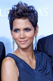 Amazingness Halle Berry S Insanely Pretty Purple Gray Eyeshadow On Her Brown Eyes Short Hair Styles Curly Hair Styles Celebrity Short Hair