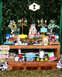 Mesa Candy Bar De Alicia En El Pais De Las Maravillas Alice In Wonderland Birthday Party Alice In Wonderland Birthday Alice In Wonderland Tea Party Alice In Wonderland Theme