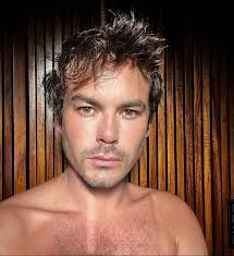 Tyler Blackburn blir bare bedre med årene : r/PrettyLittleLiars