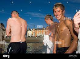 Sonriente joven adolescente chested desnudos chicos Aberystwyth North Beach  Ceredigion Gales Cymru UK Fotografía de stock - Alamy