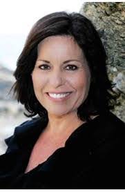 Sandra Deering's Instagram, Twitter & Facebook