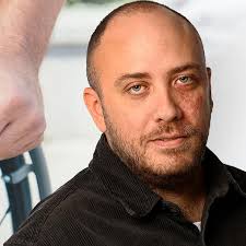 Efter praktiken sitter Melvin, 18, i rullstol