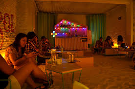 Un jardín colgante, mesas compartidas, luces de feria y una playa con chiringuito incluido. Restaurante Ojala Madrid Kafe Kokteyl Bira