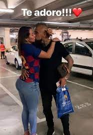 Han pasado apenas horas desde que se destapó el supuesto romance de arturo vidal con una modelo chilena en medio de su visita al país, a propósito de los partidos de las eliminatorias a qatar 2022; Foto Brutal Sonia Isaza Desatada Con Arturo Vidal En El Parking Del Barca