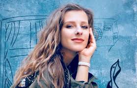 Лиза арзамасова впервые стала мамой 20 декабря 2020 года звезда комедийного сериала папины дочки связала свою жизнь с олимпийским чемпионом ильей авербухом, который старше ее больше, чем на. Vezde Vmeste Liza Arzamasova Otdyhaet S Ilej Averbuhom V Krymu
