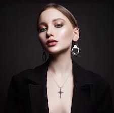 Sacred Cross Anhänger verziert mit weißen Naturperlen, Handgemacht und  Textur, Kreuz verziert mit einer Rosen-Blume, Naturperlenperlen