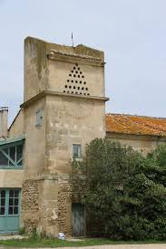 Les Pigeonniers Camargais Arlesiens Alpilliens Et Quelques Gardois Limitophes Martine Et Jean Michel Passions Pigeonnier Maison Exterieure Cadran Solaire