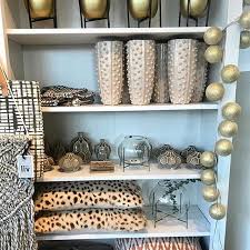 Schaut Euch Mal Das Wundervolle Sortiment Von Spielenundwohnen Kassel An Das Regal Ziert Eine Goldene Good Moods Lichterkett Regal Lichterkette Concept Store