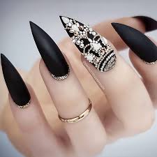 Use a normal polish, then add that gorgeous pigment and, at the end, fix it with a sealing gel. 30 Chic Ideas For Black Stiletto Nails Naildesignsjournal Com