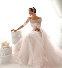 Una collezione ricca di modelli in tessuti sempre pregiati e raffinati, dal taglio contemporaneo. Abiti Da Sposa Finalmente I Prezzi In Chiaro