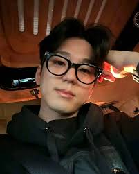 إذا كانت أمك حملتك تسعة أشهر في بطنها، فإن أباك حملك وحمل أمك واخوتك وحمل  الهموم فوق كتفيه، ولن تعرف قيمته إلا إذا واراه التراب