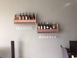 wijnrek voor aan de muur met hangende glazen maikku houten wijnrekken wijnrek jongens slaapkamer decor