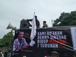 Denny siregar merasa heran peristiwa penyerangan sekelompok orang di solo, dikaitkan dengan presiden jokowi. Kasus Denny Siregar Penyataan Mabes Polri Dipertanyakan Republika Online