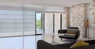 Grâce à leurs très larges ouvertures, ces équipements permettent d'ouvrir la maison sur l'extérieur et de rendre son habitation plus lumineuse et accueillante. Les Stores Shoji Look Pour Les Baies Vitrees De Toutes Tailles Curtains Cloison Japonaise Stores Modernes Rideau Baie Vitree