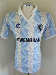 Publicado por thipulzatto em 1860 münchen em 27/06/2011 seja fiel ao leão, bebendo lowenbräu, este é o slogan da lata do 1860 munchen lançada em 1999. 1860 Munich Home Football Shirt 1993 1994