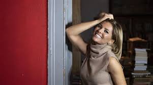 Há precisamente dois meses, sónia araújo disse 'adeus' aos cabelos longos e mudou radiante com o novo look, a apresentadora não parece estar minimamente arrependida da sua decisão radical. Sonia Araujo Sou Muito Acarinhada E Tento Retribuir Ao Maximo
