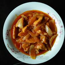 Kuahnya kental dengan paduan kecap plus jamur yang enak. Ayam Masak Merah Versi Kesukaan Budak Budak