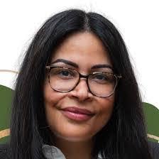 Shelly Carr's Instagram, Twitter & Facebook