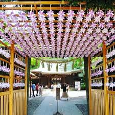 kawagoe hikawa 日本人は昔 風が想いを運んでくれる と信じていました 透明な空気である風の流れを 目に見せてくれるのが かざぐるま 本日から 鳥居下の風鈴棚に藤色のかざぐるまを掛けました 川越氷川神社 かざぐるま 皆さまの想いが届きますように