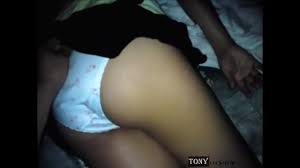 Mi vecina y yo tomamos unas cervezas para pasar el rato.. Cayó rendida y no  dude en quitarle los calzones para ver como tiene el chiquito. - XNXX.COM