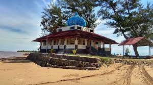Pantai ujung pandaran dapat diakses melalui darat dengan waktu kurang lebih 3 jam. Kubah Makam Ulama Pantai Ujung Pandaran Ternyata Pemberian Guru Sekumpul Banjarmasin Post